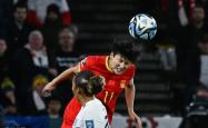中国女足队员努力备战，为国争光的决心令人感动